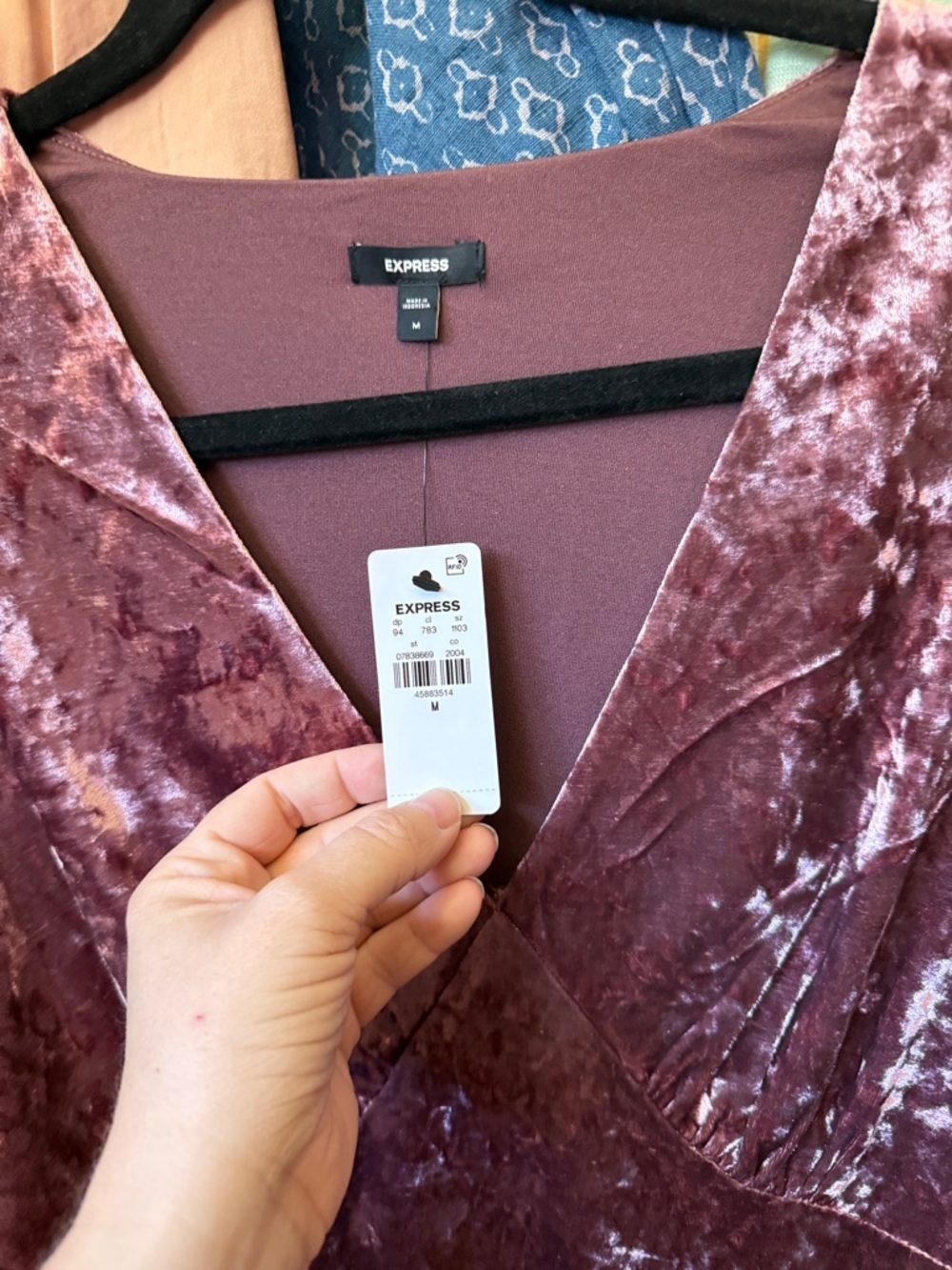 NWT EXPRESS Crushed Velvet V-Neck Puff Sleeve Midi Dress Sz Medium - Picture 6 of 6